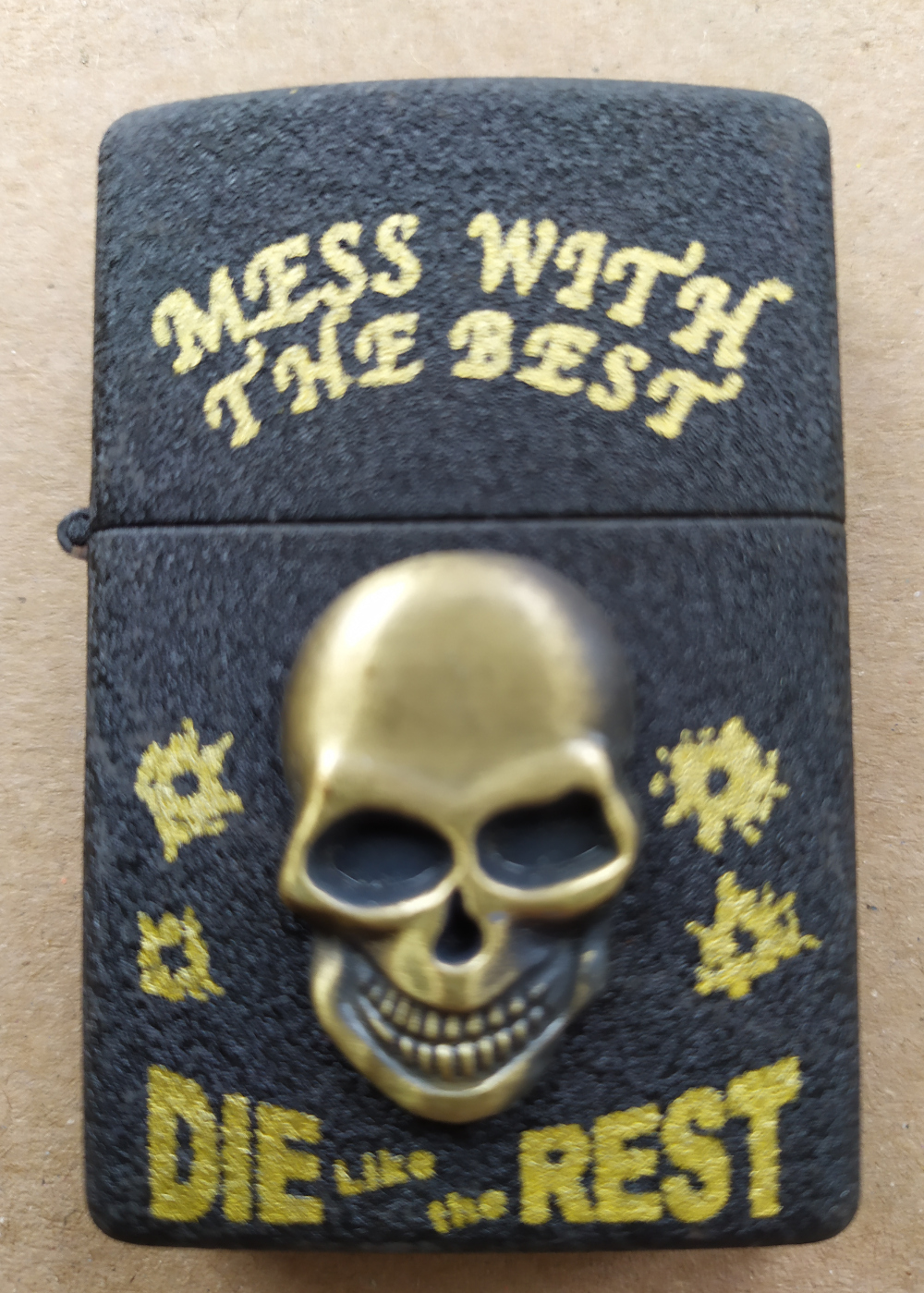 Bricheta neagra tip Zippo Mess with the Best - Die like the Rest