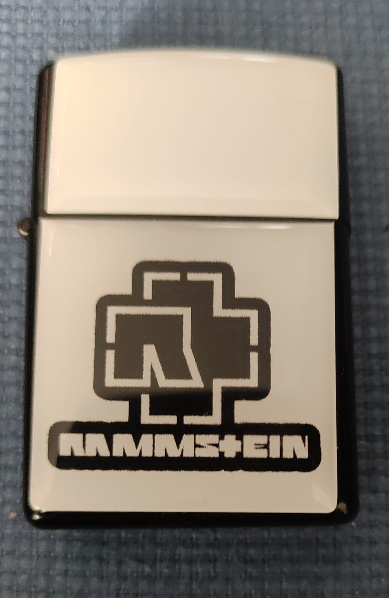 Bricheta RAMMSTEIN Logo pe alb