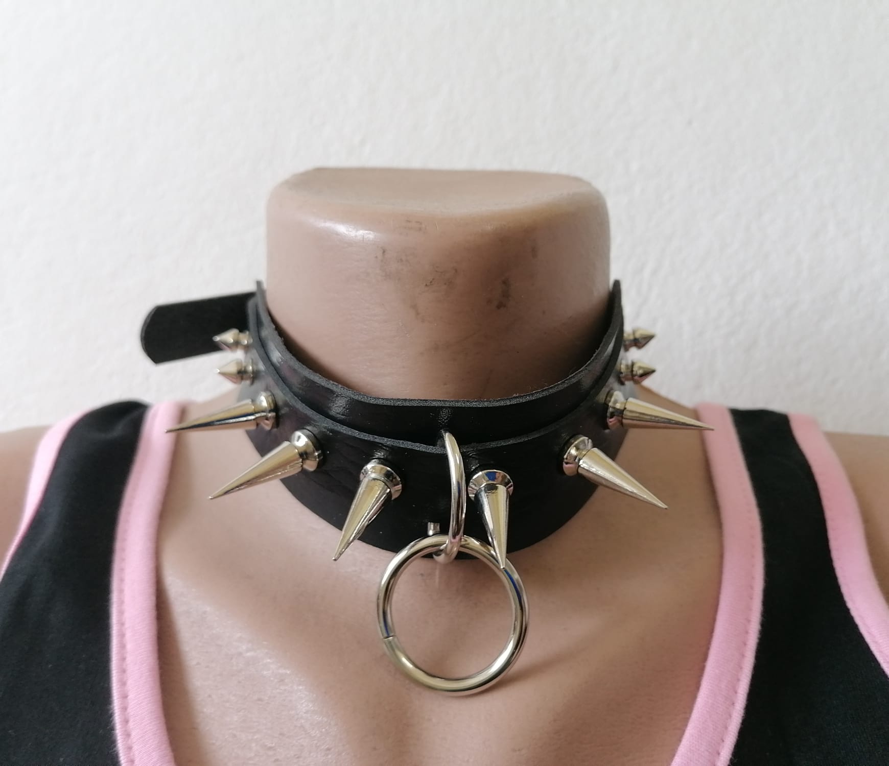 Chocker (zgarda) de imitatie de piele cu tepi lungi si veriga