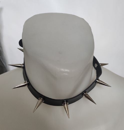 Chocker (zgarda) de imitatie de piele cu tepi lungi