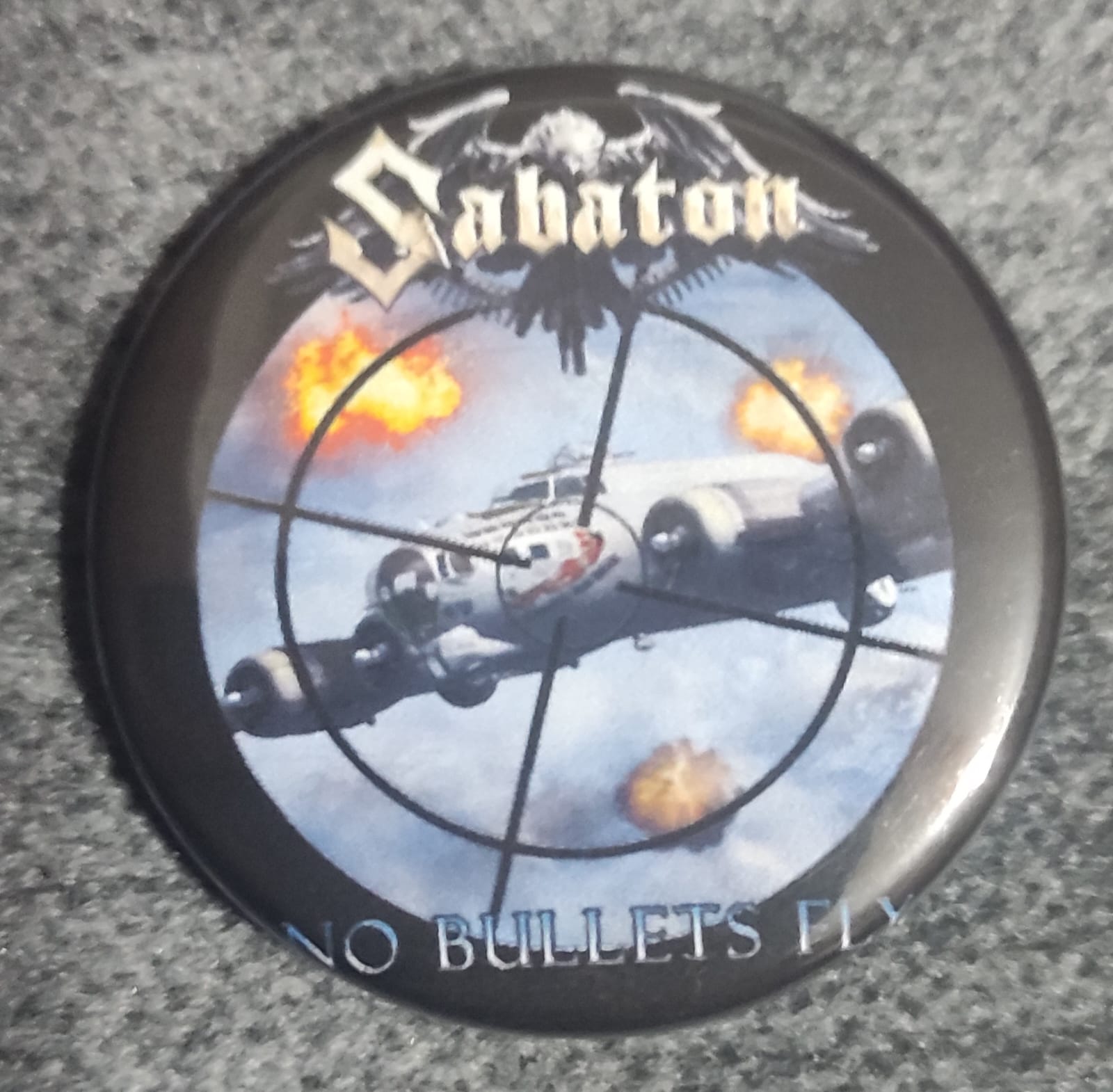 Insigna 3,7 cm SABATON: No Bullets Fly (HBG)