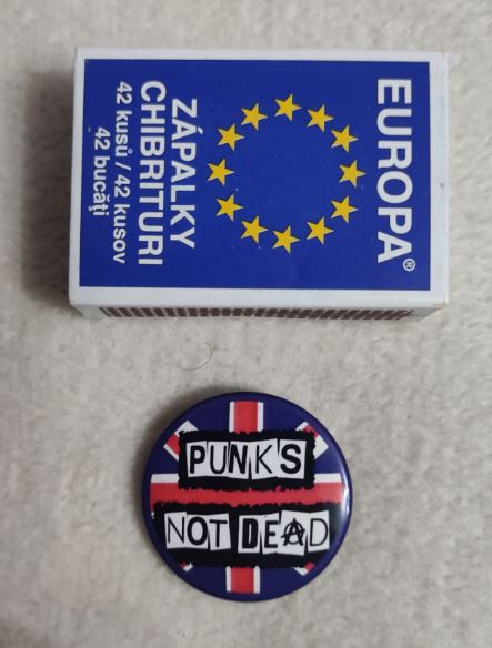 Insigna 3 cm FLAG/PUNKS NOT DEAD (SHK)