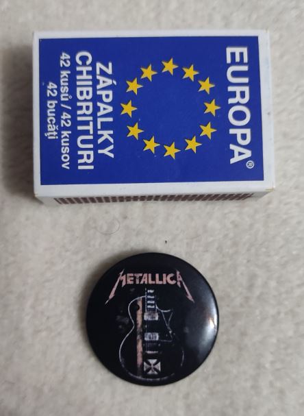 Insigna 3 cm METALLICA Hetfield Guitar (SHK)