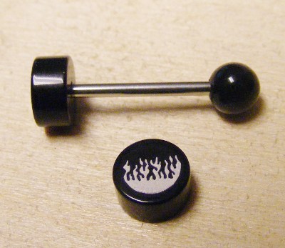 Piercing de limba negru cu flacari (FTC)