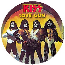 Insigna 2,5 cm KISS Love Gun    (HBG)