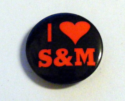 Insigna mica neagra I LOVE S&amp;M