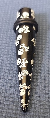 Taper Con Budget Cranii albe pe negru Taper Con Budget Cranii albe pe negru