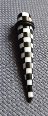 Taper con budget patratele si dungi alb-negru Taper con budget patratele si dungi alb-negru